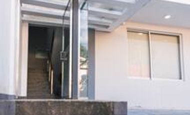 Casa de 3 dormitorios mas suite en el tercer piso con acceso independiente en el centro de Baños 2 parqueaderos