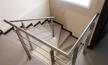 Casa de 3 dormitorios mas suite en el tercer piso con acceso independiente en el centro de Baños 2 parqueaderos