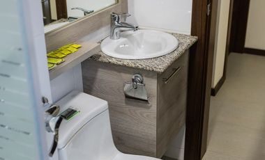 Casa de 3 dormitorios mas suite en el tercer piso con acceso independiente en el centro de Baños 2 parqueaderos