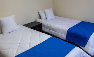 Casa de 3 dormitorios mas suite en el tercer piso con acceso independiente en el centro de Baños 2 parqueaderos