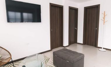 Casa de 3 dormitorios mas suite en el tercer piso con acceso independiente en el centro de Baños 2 parqueaderos