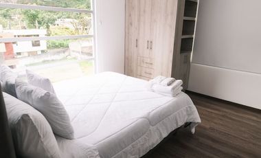 Casa de 3 dormitorios mas suite en el tercer piso con acceso independiente en el centro de Baños 2 parqueaderos