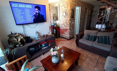 Hermosa Casa de Dos Pisos completamente solida, 3 Dormitorios, 2 Baños, Villa Los Altos de Quilicura, Comuna de Quilicura.