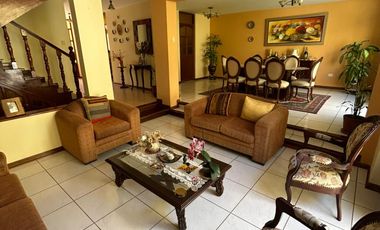 🏡 VENTA DE ACOGEDORA CASA DE 3 PISOS – SANTIAGO DE SURCO