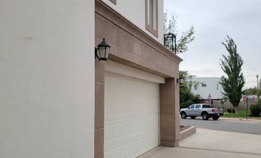 SE VENDE HERMOSA CASA, AREA CAMPOS ELISEOS, CIUDAD JUAREZ CHIH