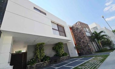 Casa en venta dentro de privada con alberca  rumbo al club campestre