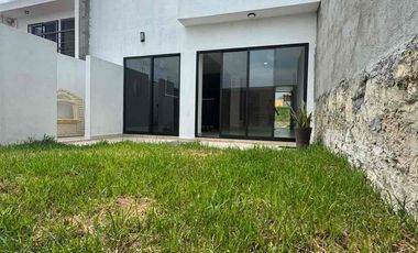 Casa en venta dentro de privada con 4 recámaras terreno amplio
