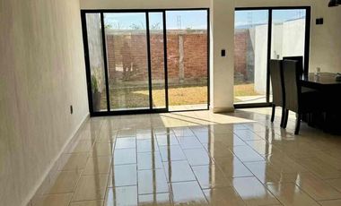 Casa en venta dentro de privada con 4 recámaras terreno amplio
