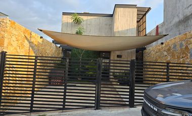 Se vende casa en Fraccionamiento Lomas Verdes en la zona del club campestre.