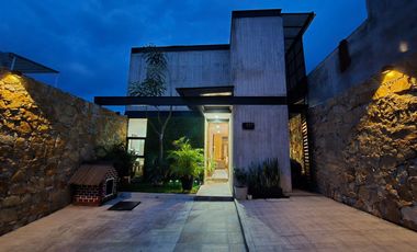 Se vende casa en Fraccionamiento Lomas Verdes en la zona del club campestre.