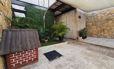 Se vende casa en Fraccionamiento Lomas Verdes en la zona del club campestre.