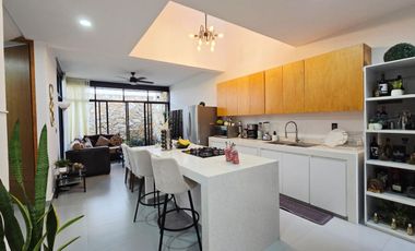 Se vende casa en Fraccionamiento Lomas Verdes en la zona del club campestre.