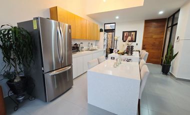 Se vende casa en Fraccionamiento Lomas Verdes en la zona del club campestre.