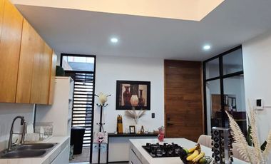 Se vende casa en Fraccionamiento Lomas Verdes en la zona del club campestre.