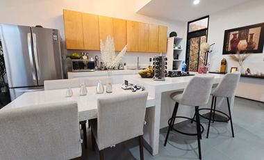 Se vende casa en Fraccionamiento Lomas Verdes en la zona del club campestre.