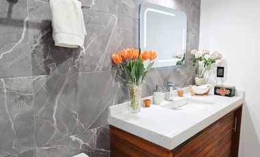 Se vende casa en Fraccionamiento Lomas Verdes en la zona del club campestre.