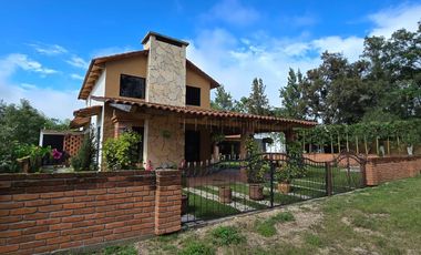 Se vende casa de campo de 1 solo nivel con mezzanine dentro de privada residencial campestre.