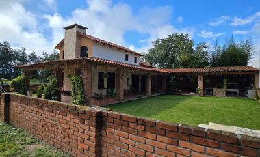 Se vende casa de campo de 1 solo nivel con mezzanine dentro de privada residencial campestre.