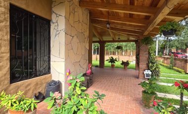 Se vende casa de campo de 1 solo nivel con mezzanine dentro de privada residencial campestre.