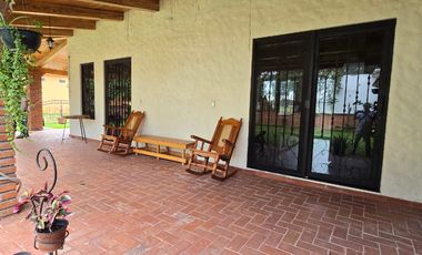 Se vende casa de campo de 1 solo nivel con mezzanine dentro de privada residencial campestre.