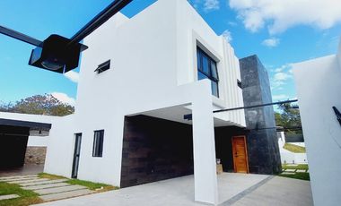 CASA EN VENTA CON ALBERCA DENTRO DEL FRAC RESIDENCIAL CLUB CAMPESTRE