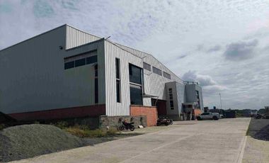 Alquilo total o parcialmente 2.024 m2 bodega en acopi Yumbo zona industrial lista para entrega en marzo 2026
