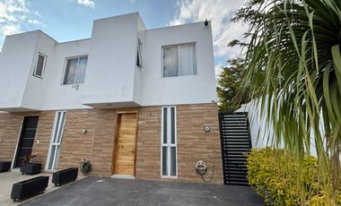 Casa en condominio — 3 recámaras, 2.5 baños, terraza y cochera para 2 autos