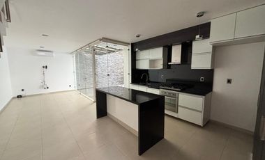 Casa en condominio — 3 recámaras, 2.5 baños, terraza y cochera para 2 autos