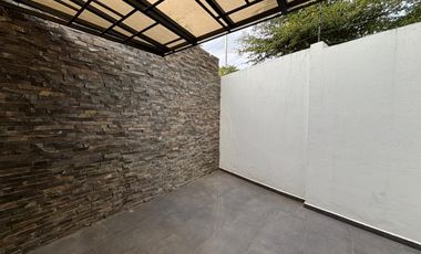 Casa en condominio — 3 recámaras, 2.5 baños, terraza y cochera para 2 autos