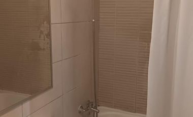 Departamento central cerca Metro Hospitales.