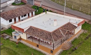 Se vende casa campestre en una hectarea de terreno  en Tabacundo