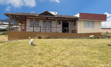 Se vende casa campestre en una hectarea de terreno  en Tabacundo