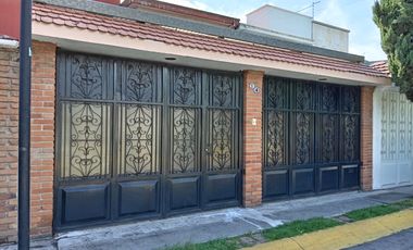 CASA SOLA EN RENTA DE TRES RECAMARAS CON PORTON AUTOMATICO