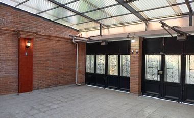 CASA SOLA EN RENTA DE TRES RECAMARAS CON PORTON AUTOMATICO