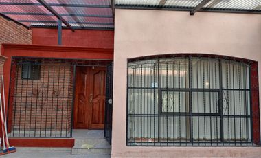 CASA SOLA EN RENTA DE TRES RECAMARAS CON PORTON AUTOMATICO