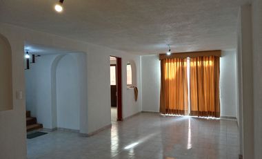 CASA SOLA EN RENTA DE TRES RECAMARAS CON PORTON AUTOMATICO