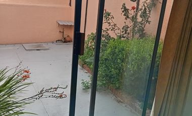 CASA SOLA EN RENTA DE TRES RECAMARAS CON PORTON AUTOMATICO