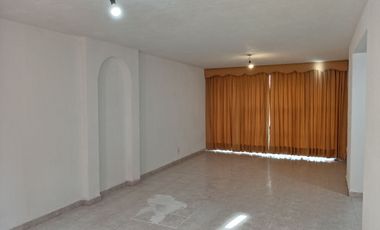 CASA SOLA EN RENTA DE TRES RECAMARAS CON PORTON AUTOMATICO