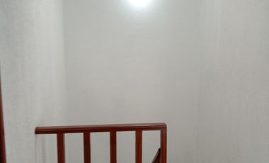 CASA SOLA EN RENTA DE TRES RECAMARAS CON PORTON AUTOMATICO