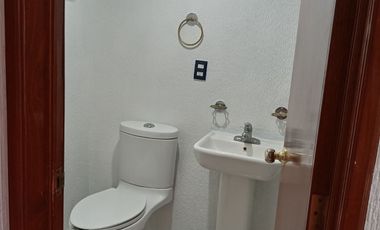 CASA SOLA EN RENTA DE TRES RECAMARAS CON PORTON AUTOMATICO