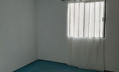 CASA SOLA EN RENTA DE TRES RECAMARAS CON PORTON AUTOMATICO