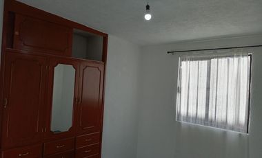 CASA SOLA EN RENTA DE TRES RECAMARAS CON PORTON AUTOMATICO