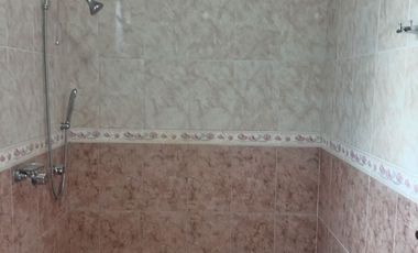 CASA SOLA EN RENTA DE TRES RECAMARAS CON PORTON AUTOMATICO