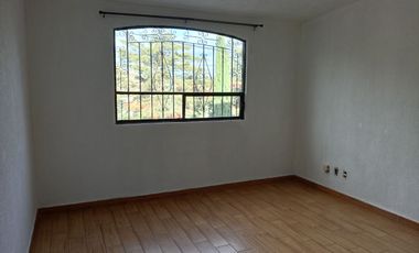 CASA SOLA EN RENTA DE TRES RECAMARAS CON PORTON AUTOMATICO