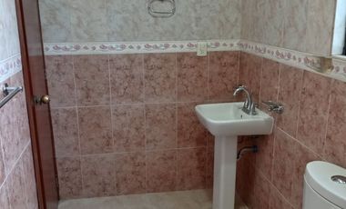 CASA SOLA EN RENTA DE TRES RECAMARAS CON PORTON AUTOMATICO