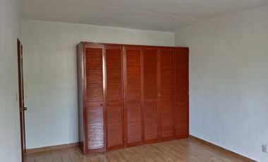 CASA SOLA EN RENTA DE TRES RECAMARAS CON PORTON AUTOMATICO