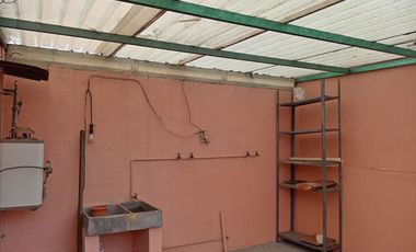 CASA SOLA EN RENTA DE TRES RECAMARAS CON PORTON AUTOMATICO