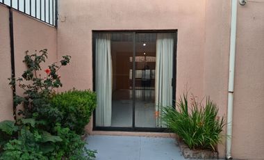 CASA SOLA EN RENTA DE TRES RECAMARAS CON PORTON AUTOMATICO