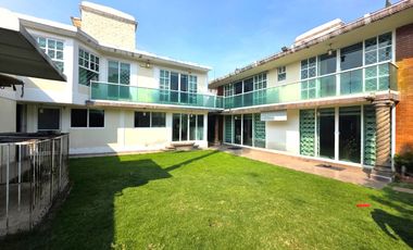 Casa en Venta en Satélite con Preciosos Jardines