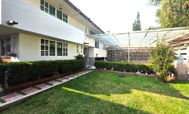 Casa en Venta en Satélite con Preciosos Jardines